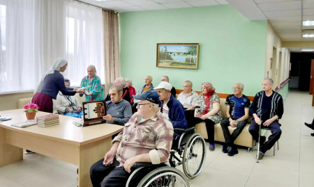 ИКОНЫ, ДУХОВНАЯ ЛИТЕРАТУРА И НЕМНОГО ВНИМАНИЯ